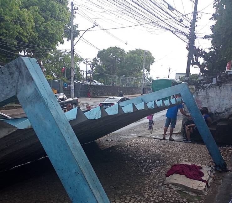 Estrutura de ponto de ônibus desaba e deixa cinco pessoas feridas em Sussuarana