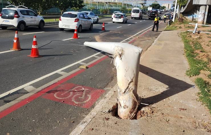 Acidente envolvendo dois carros deixa dois postes caídos na Avenida Carybé