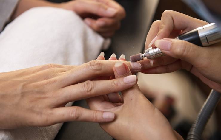 'Nail art': unhas cromadas e com muito glitter são as tendências para a virada do ano