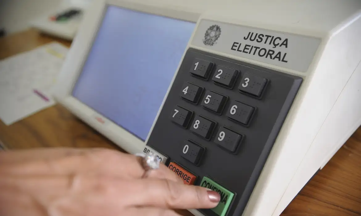 Eleições 2024: Polícia Federal e universidade fazem teste em urnas eletrônicas