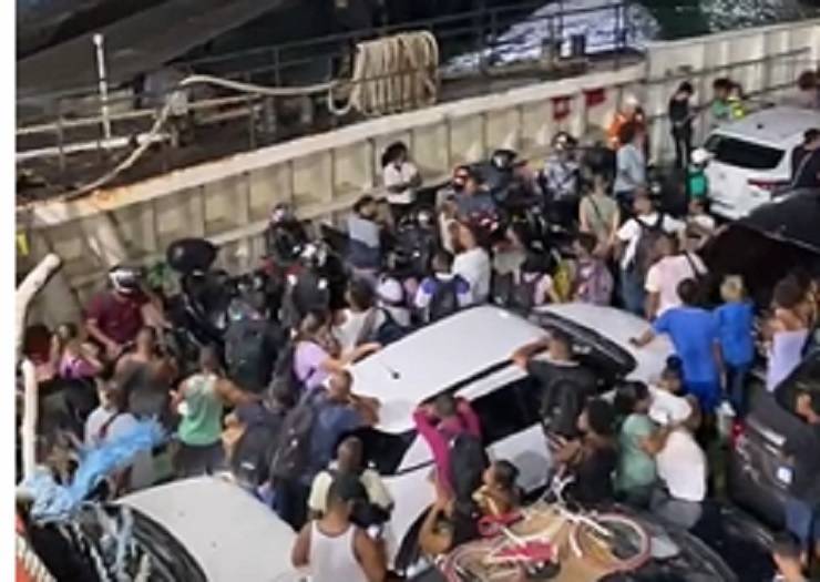 Fortes rajadas de vento impedem atracação de ferry no terminal da Ilha de Itaparica