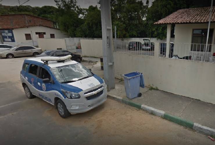 Criminosos trocam tiros com PMs e atingem para-brisa de viatura no bairro de Valéria