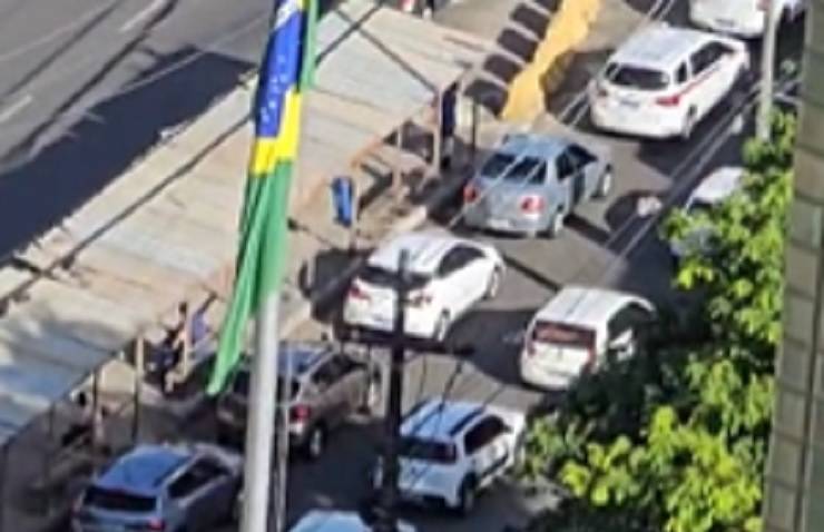 Protesto e semáforo com problema deixam trânsito congestionado na Av. Vasco da Gama