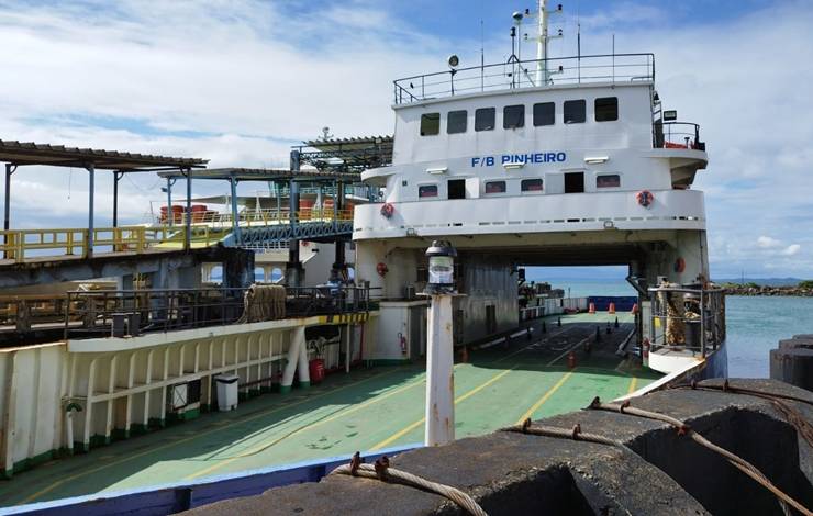 Problema em rampa de embarque atrapalha operação do Ferry em Bom Despacho; fila chega à 4 horas de espera