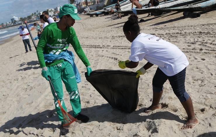 Projeto 'A Onda é Preservar' coleta lixo na praia de São Tomé de Paripe neste sábado (13)