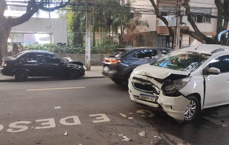 Carros batem de frente no Corredor da Vitória, mas ninguém fica ferido