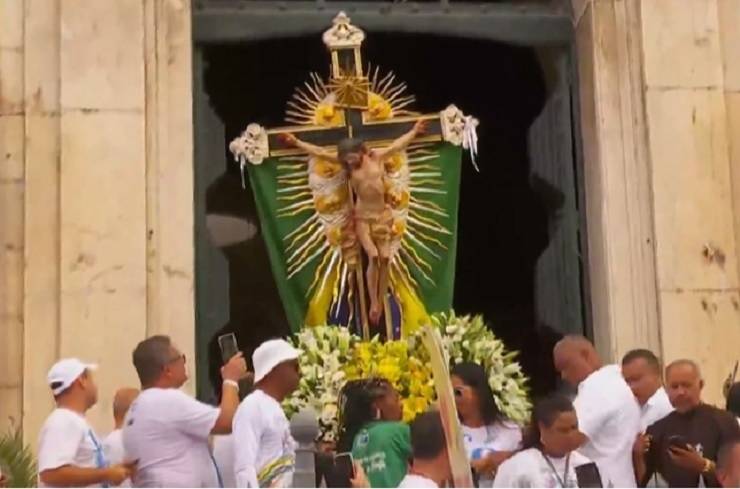 Imagem do Senhor do Bonfim é exibida momento antes da saída do cortejo