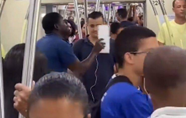 Mulher que sofreu intolerância religiosa no metrô registra boletim de ocorrência