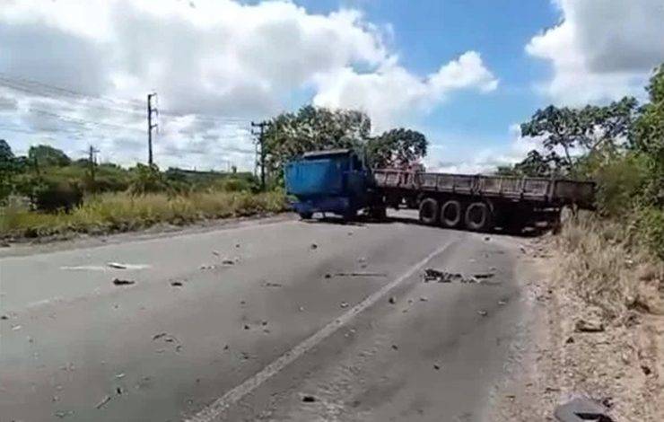 Duas pessoas ficam feridas em acidente entre veículos na região do Polo Industrial de Camaçari