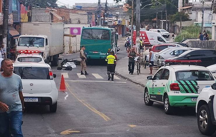 Motociclista morre em acidente envolvendo caminhão e ônibus na Mata Escura; câmera flagrou momento