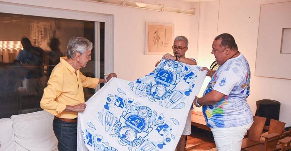 Caetano Veloso recebe fantasia do bloco do afoxé Filhos de Gandhy para o Carnaval 2024