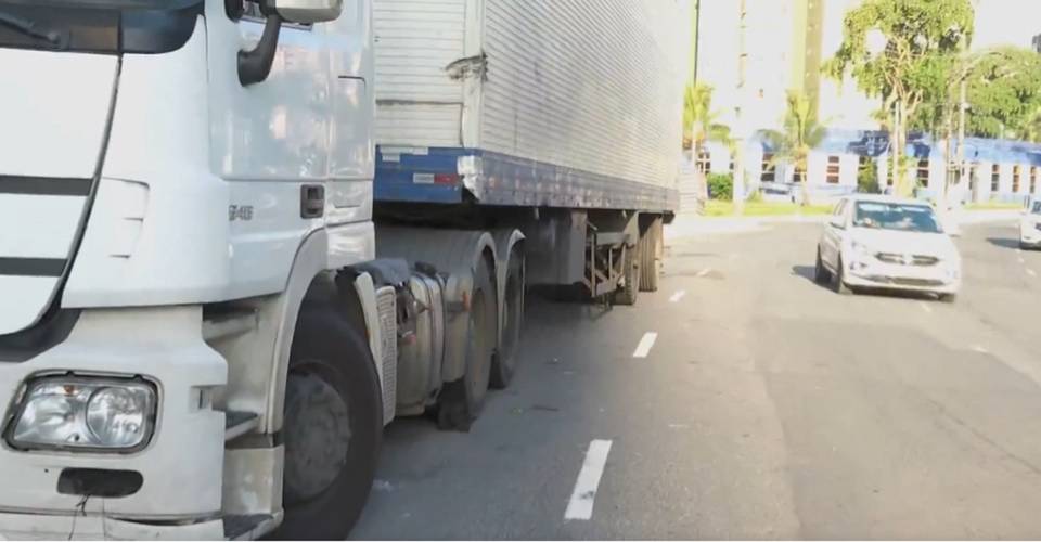 Após troca de pneus, carreta deixa de interditar trânsito na Rua do Salete