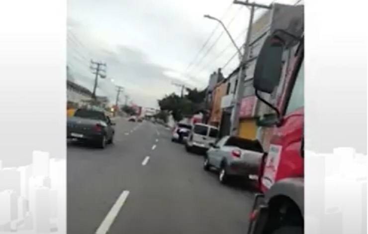 Agente de trânsito discute com caminhoneiro e agride fisicamente o motorista em Salvador