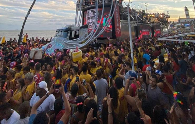 Foliões do carnaval de Salvador receberão banho de carro-pipa para diminuir o calor