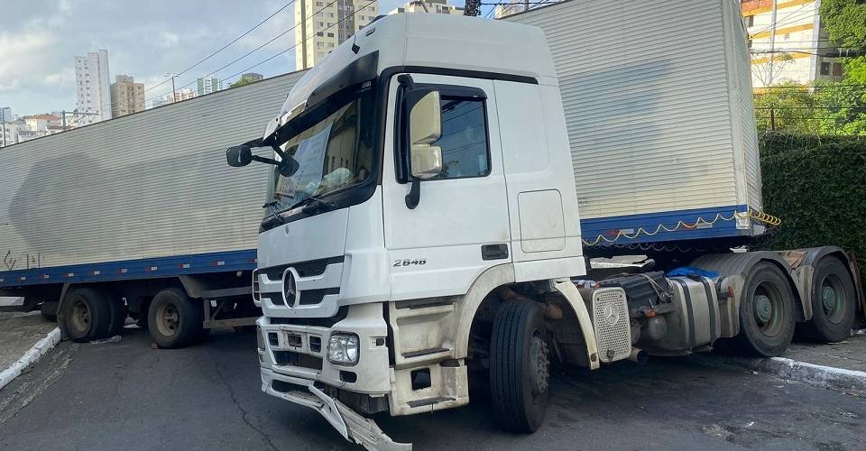 Pneus são doados e retirada de carreta fica mais perto de acontecer na Rua do Salete