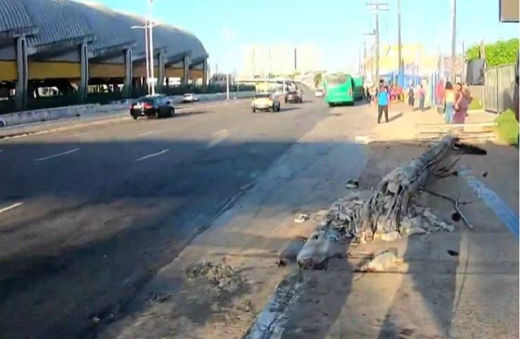 Carro bate e derruba poste na Avenida ACM, em Salvador