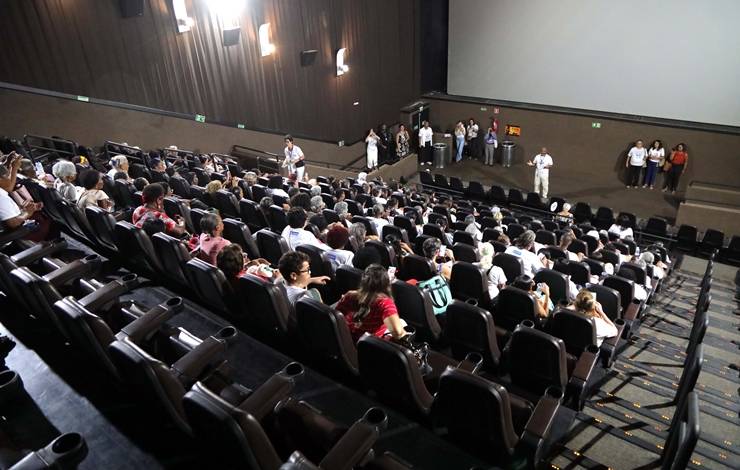 Sessão de cinema para idosos aconteceu nesta segunda-feira (8) em Salvador