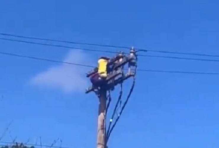 Homem é eletrocutado enquanto furtava fios da rede elétrica e cai de poste na Pinto de Aguiar