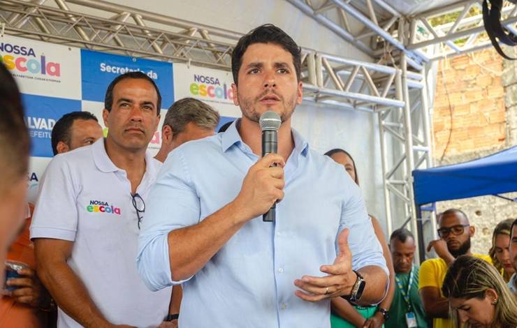 Duda Sanches celebra nova escola no Bairro da Paz