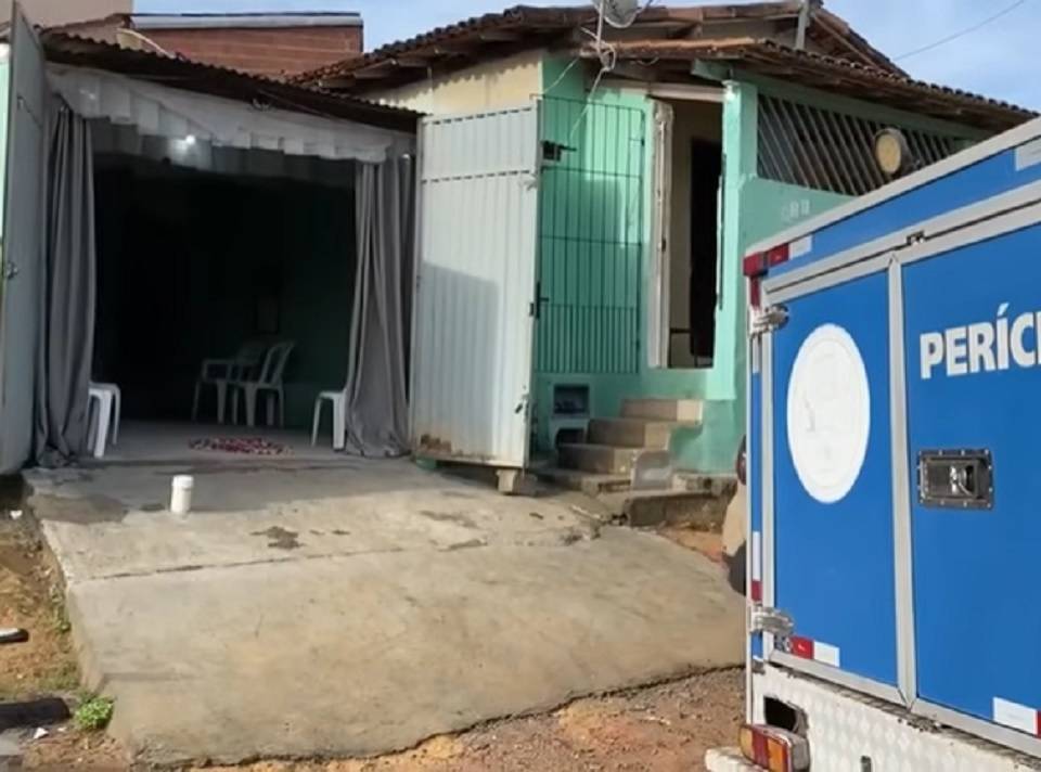 Idosa de 74 anos e filho de 35 são mortos a tiros dentro de casa em Eunápolis