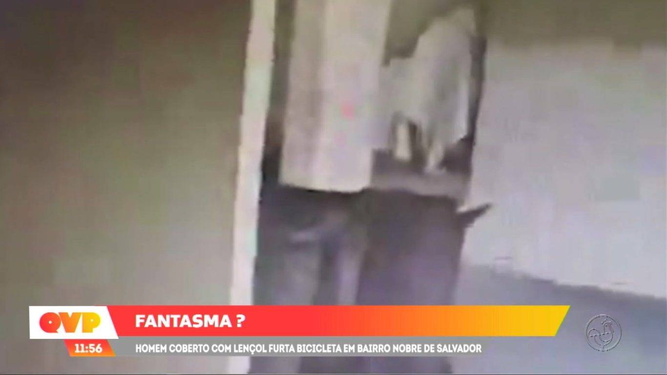 Ladrão fantasma: homem coberto com lençol furta bicicleta no bairro da Graça, em Salvador