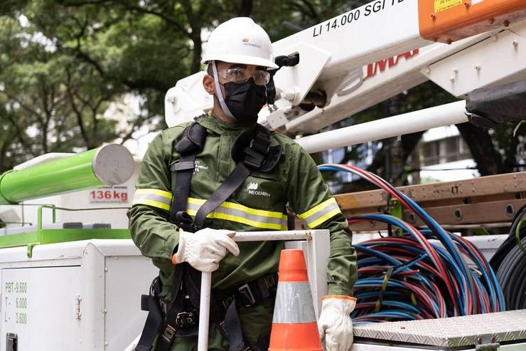 Quase 270 toneladas de fios instalados irregularmente em postes são removidos na Bahia em 2023