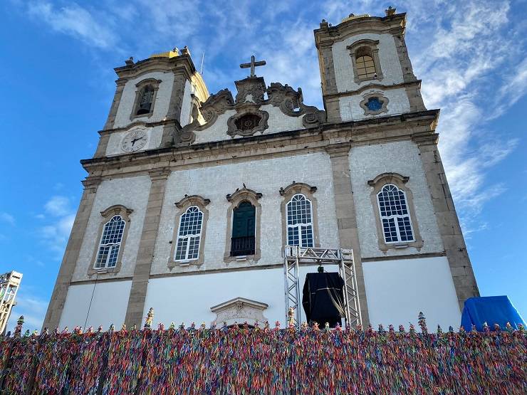 A pé e na fé baianos e turistas vão em caminhada ao Bonfim nesta quinta-feira