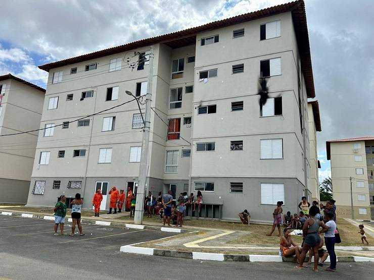 Apartamento é atingido por incêndio e criança de 4 anos morre em Lauro de Freitas