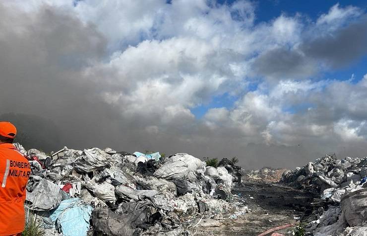 Incêndio que atingiu galpão em Camaçari está controlado, segundo bombeiros