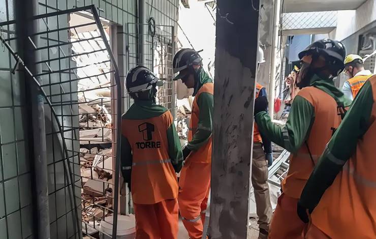 Bombeiros seguem buscando vítimas de desabamento de prédio em Aracaju; 3 pessoas morreram