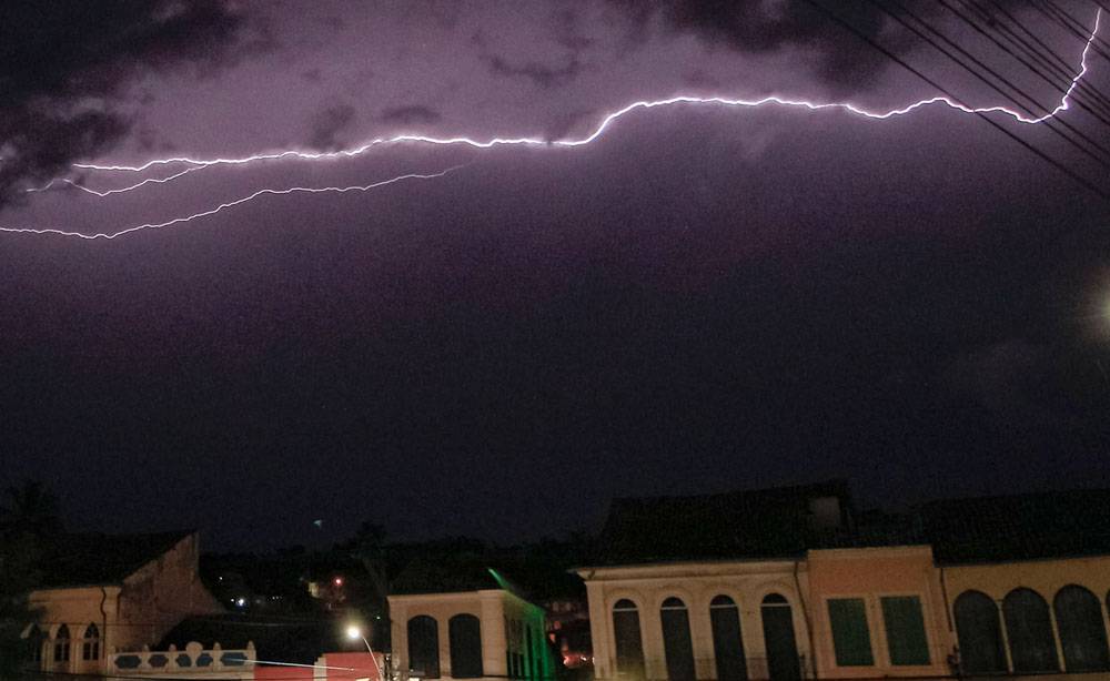 Tempestade com fortes raios e trovões assusta moradores da Chapada Diamantina