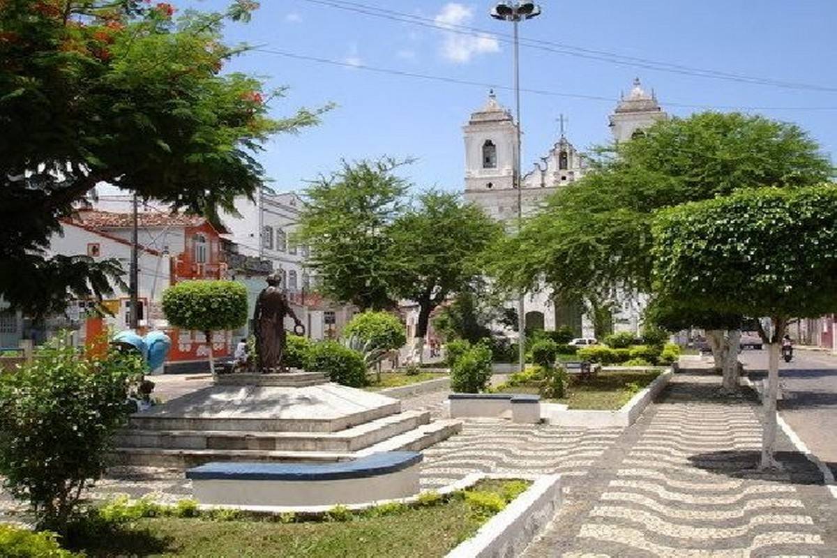 Recém-nascido prematuro é encontrado em aterro sanitário no interior da Bahia