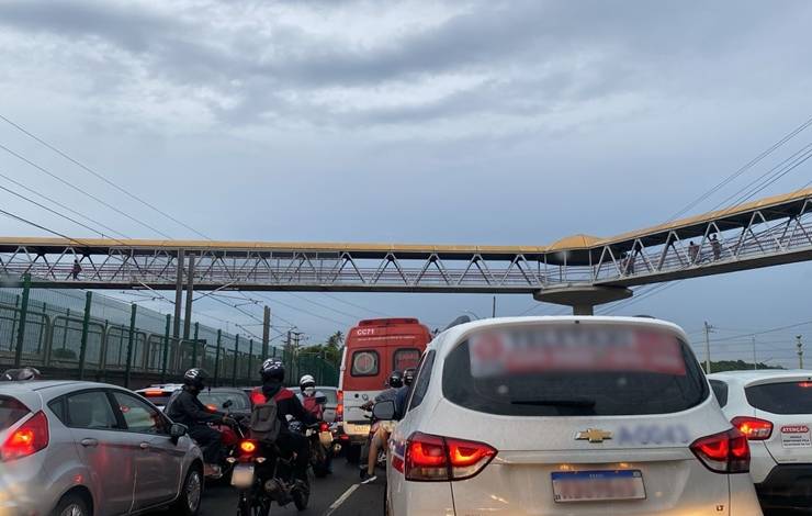 Queda de poste causa congestionamento na Avenida Paralela