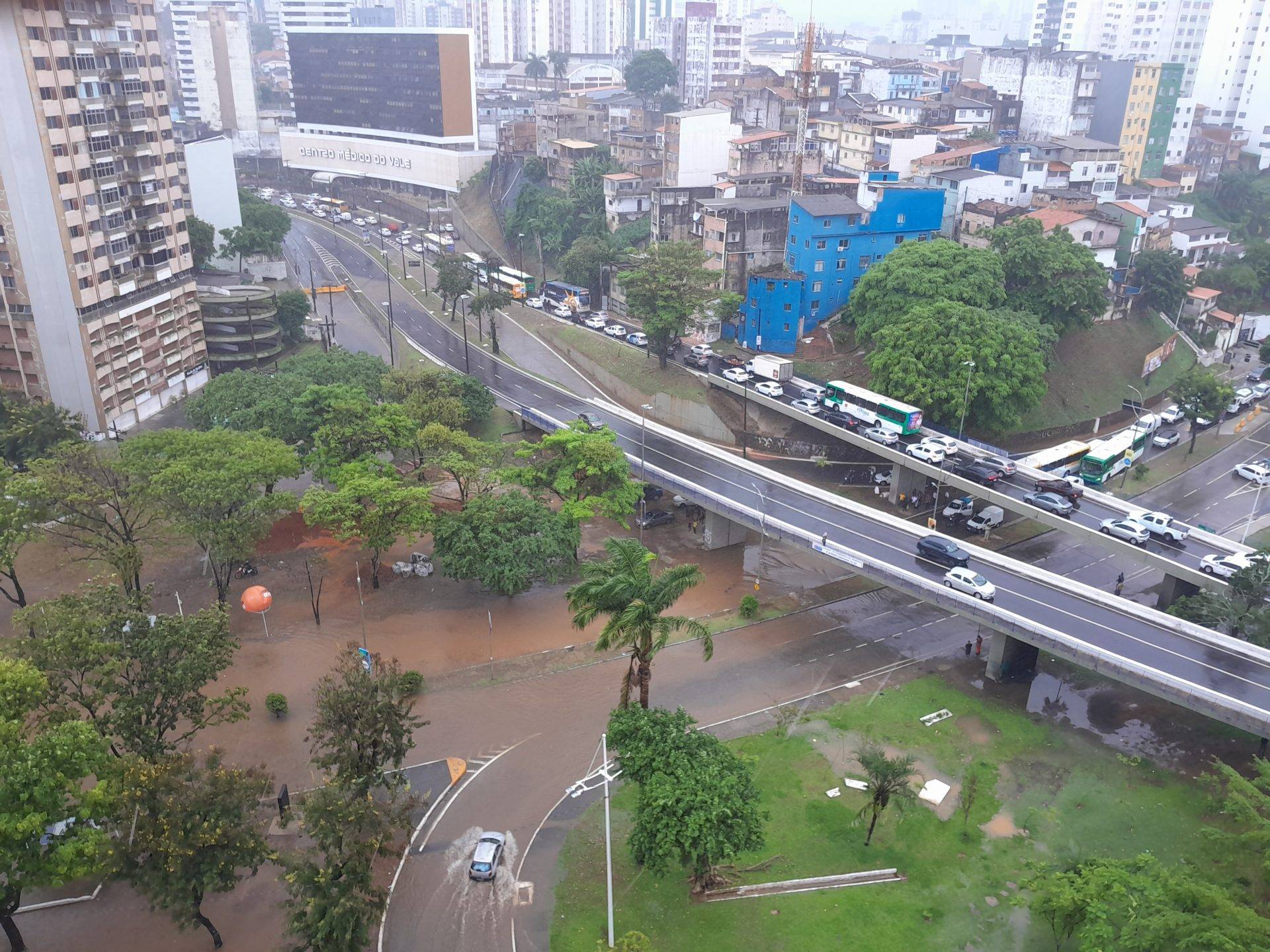 Principal via de acesso para o Carnaval, Centenário é alagada após forte chuva