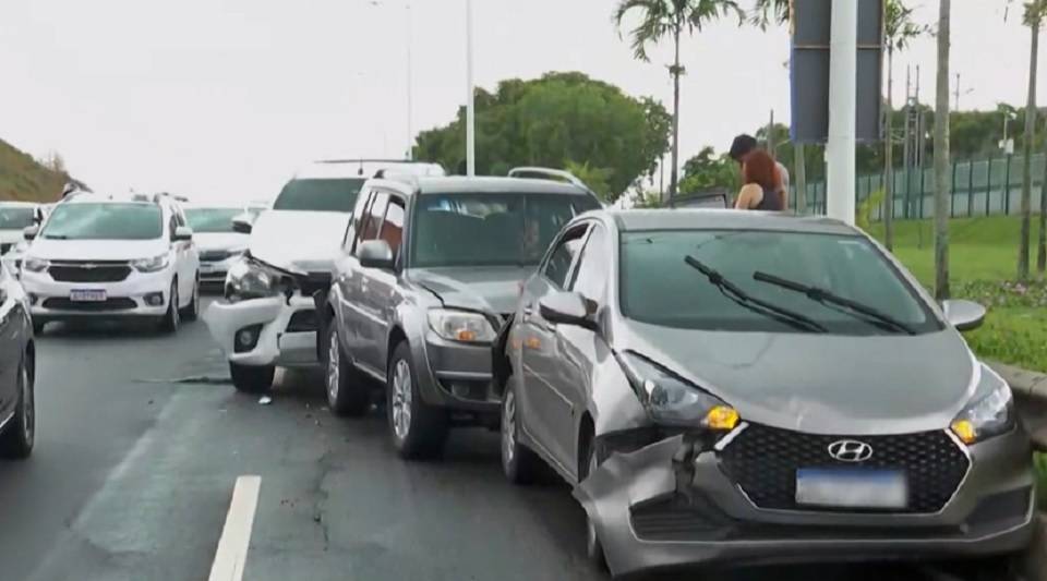 Oito carros se envolvem em engavetamento na Avenida Paralela, em Salvador