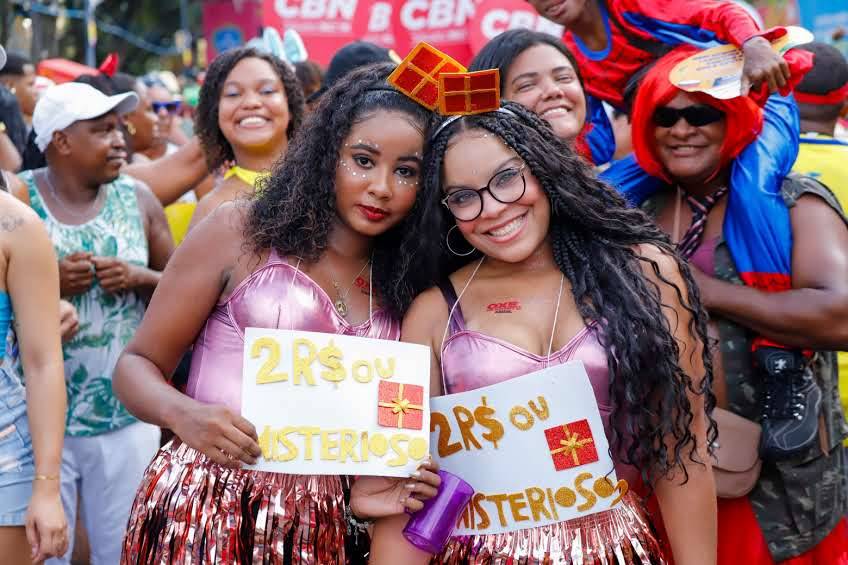 Fantasias que retratam memes da internet foram sucesso no Carnaval de Salvador