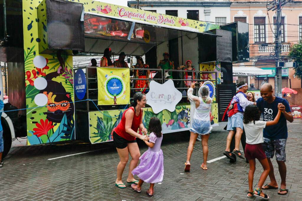 Passagem do Furdunço no Campo Grande leva marchinhas e diverte adultos e crianças