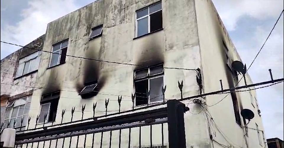 Incêndio atinge apartamento residencial no IAPI; duas pessoas passam mal