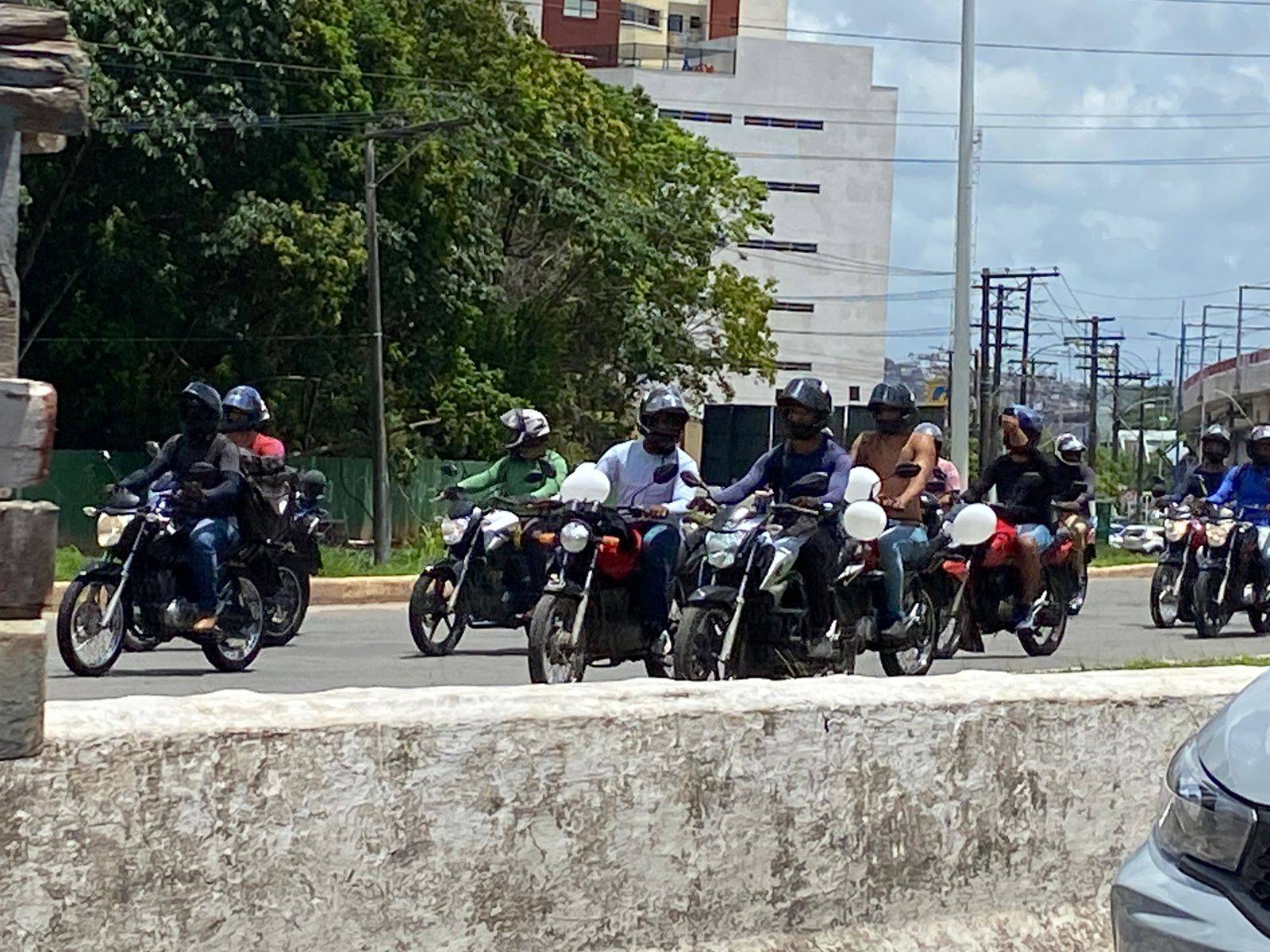 Motoboys fazem protesto após homem ser morto com tiro na cabeça durante corrida em Salvador