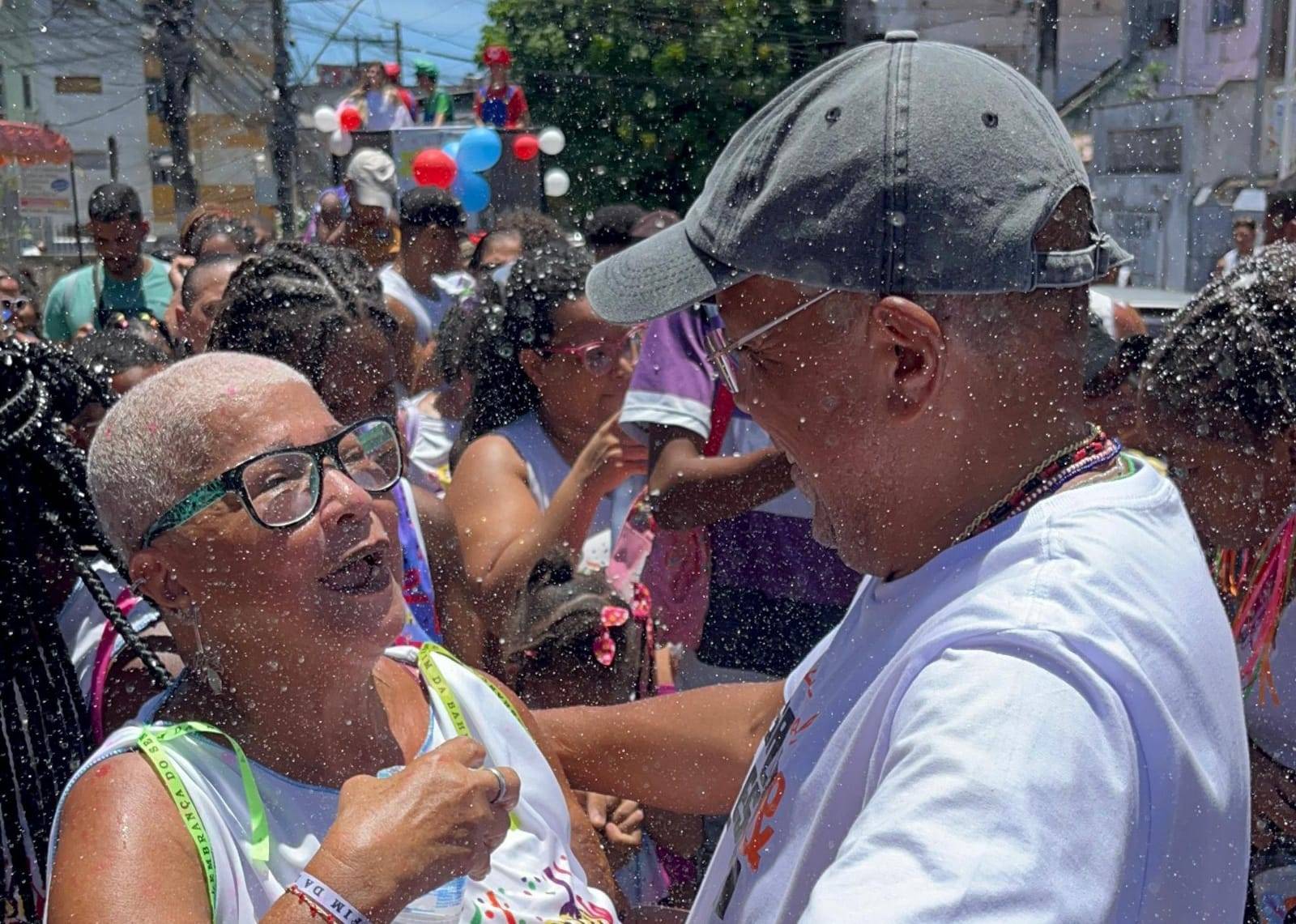 Mais de 100 mil pessoas participam dos festejos que antecedem o carnaval de Salvador nos bairros