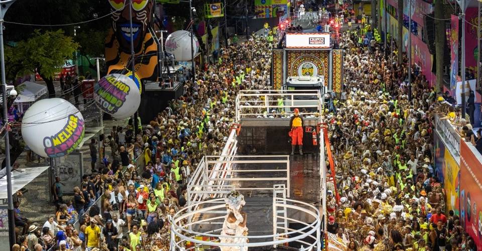 Você já viu um trio elétrico por dentro? Confira detalhes e curiosidades sobre os gigantes do Carnaval