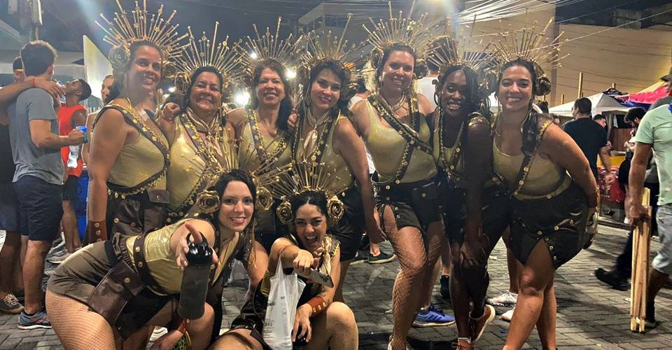 Bloco Filhas da Onça reúne 80 mulheres e meninas para festejar na Barra