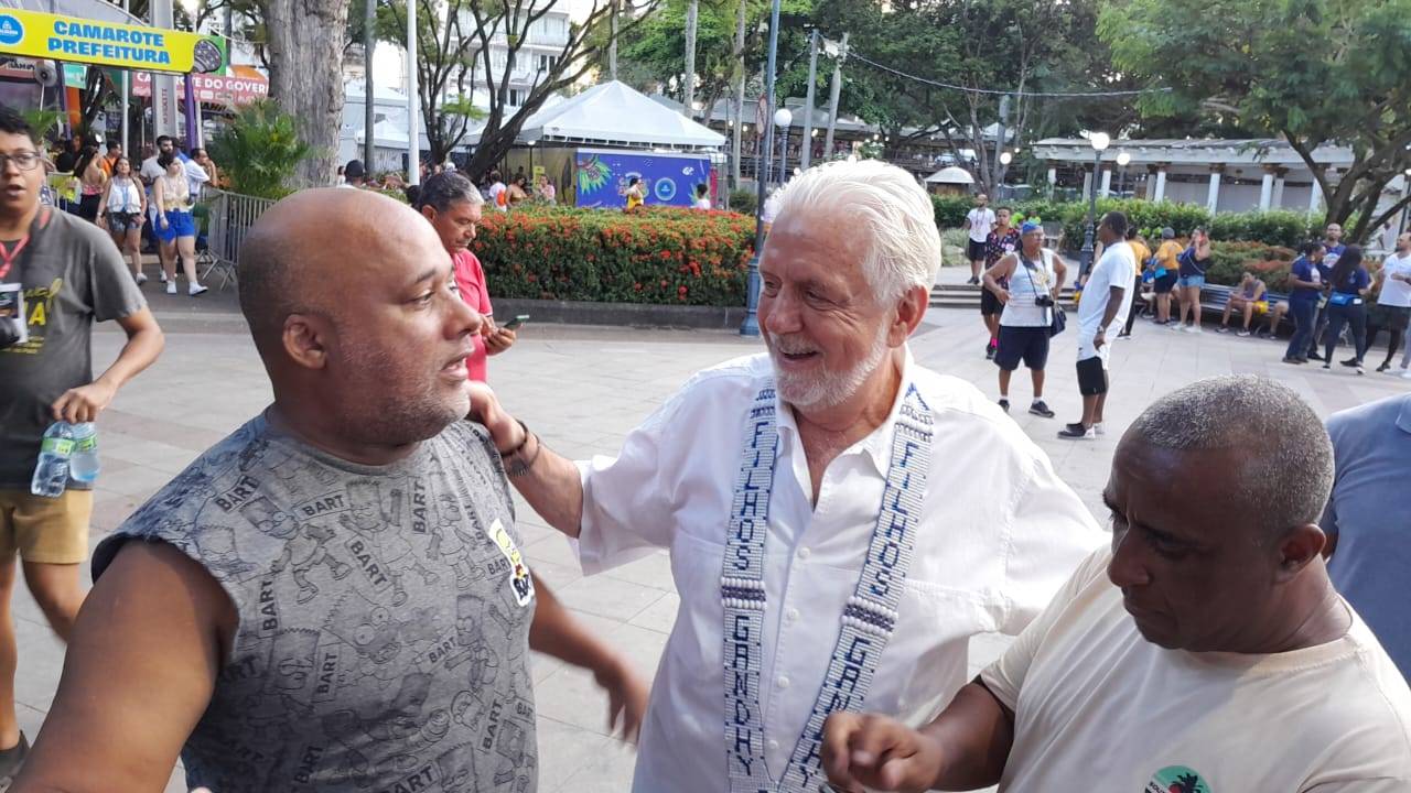 Jaques Wagner volta para Salvador após visitar filha no exterior e elogia prefeito e governador pelo Carnaval