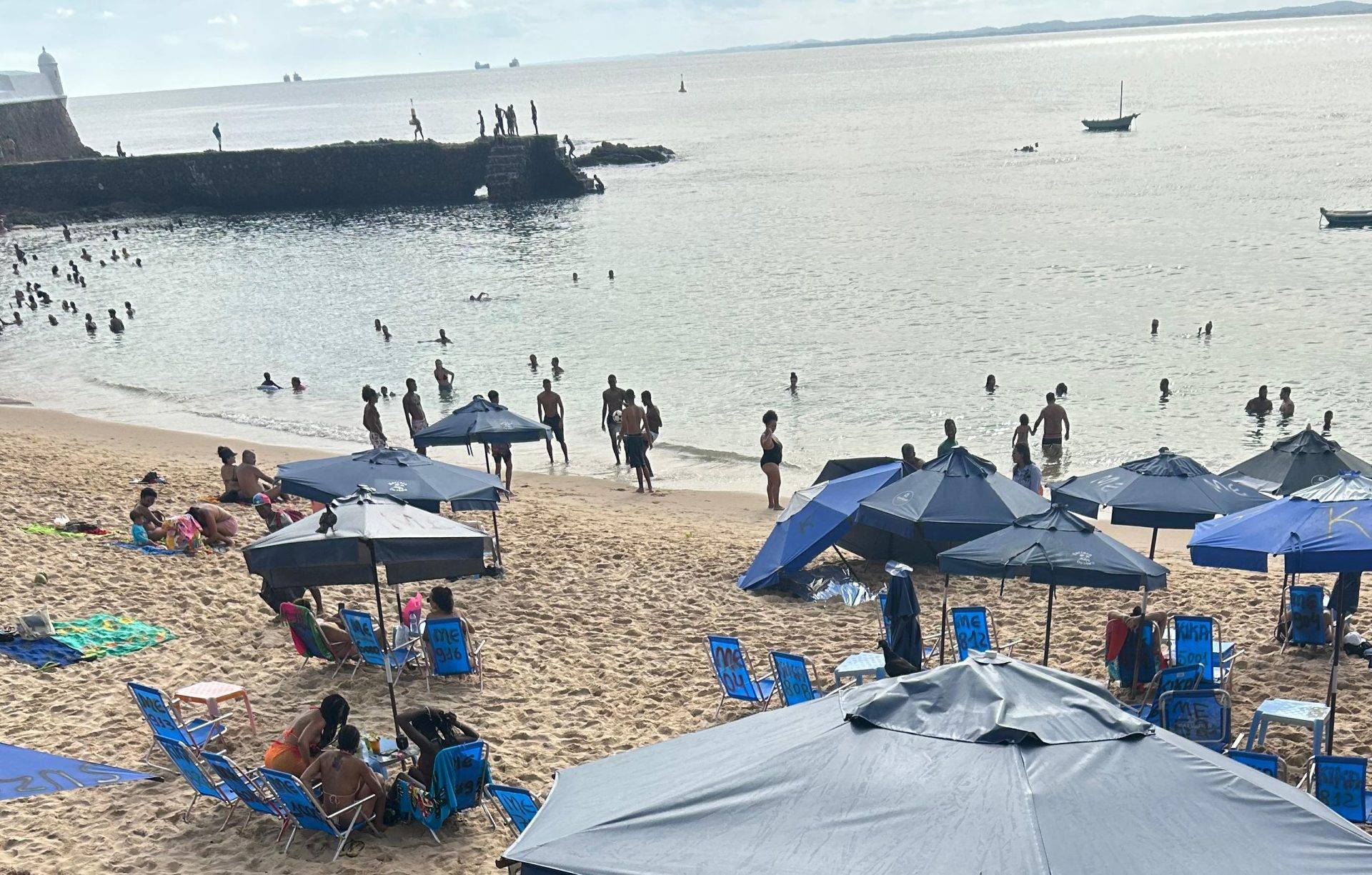 VÍDEO: Homem passa mal e morre no Porto da Barra; banhistas continuam aproveitando a praia antes da chegada do 'Rabecão'