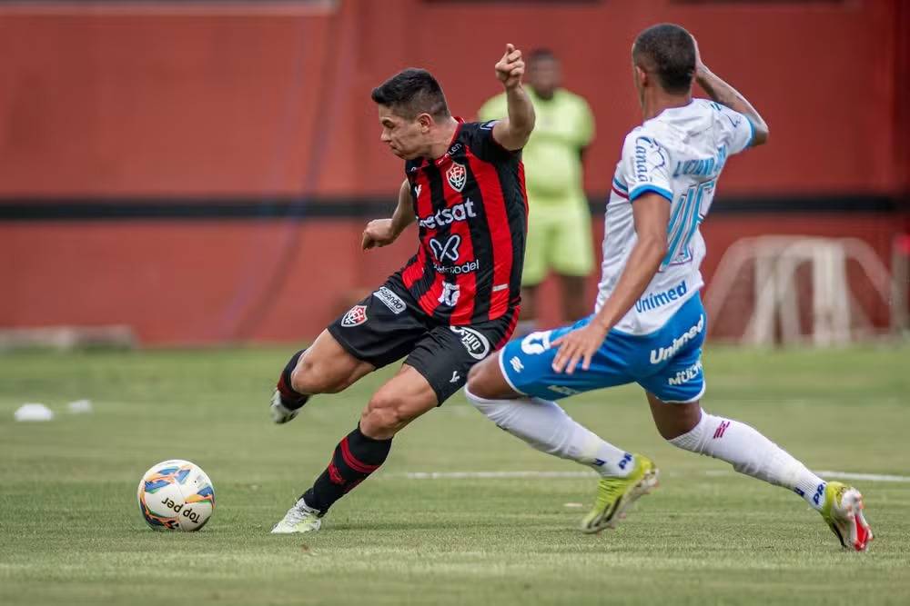 Autor de dois gols no Ba-Vi, Osvaldo exalta empenho do elenco do Vitória no clássico