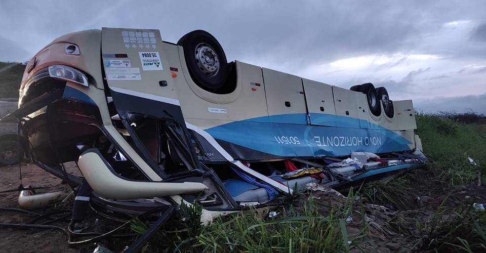 Pelo menos cinco pessoas morrem em acidente com ônibus no sudoeste baiano