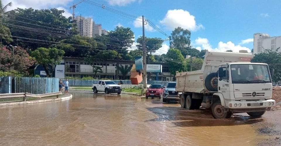 Adutora rompe e deixa região alagada próximo à sede da Embasa; água é cortada em alguns bairros