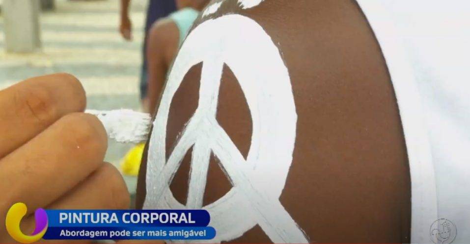 Pintura corporal no Pelourinho: abordagem pode ser feita de maneira mais amigável, defendem turistas