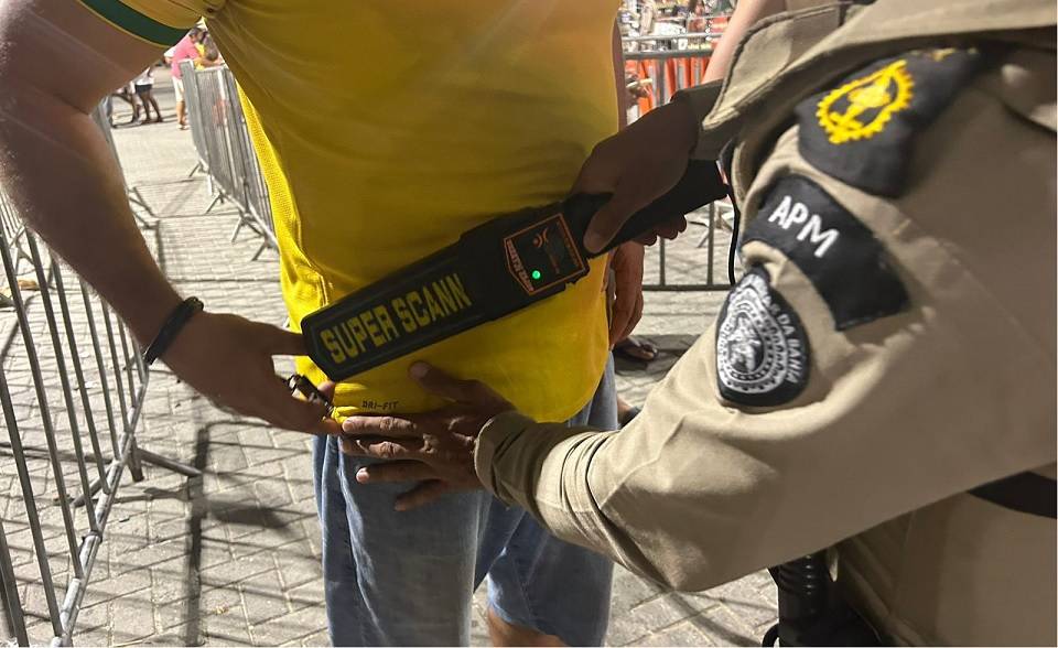 Insistentes ou desavisados? Pistolas de água são apreendidas durante folia em Salvador