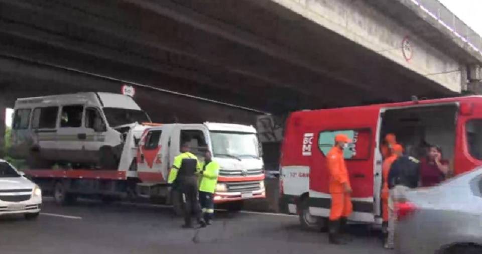 Colisão entre van e ônibus deixa cerca de 20 feridos na BR-324 em trecho de Salvador